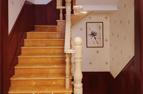 电白中式别墅室内汉白玉石楼梯的定制安装装饰效果